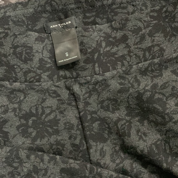Ann Taylor Outlet Black Floral Print Leggings Sz Small 🌺💐🌷 - Picture 2 of 4
